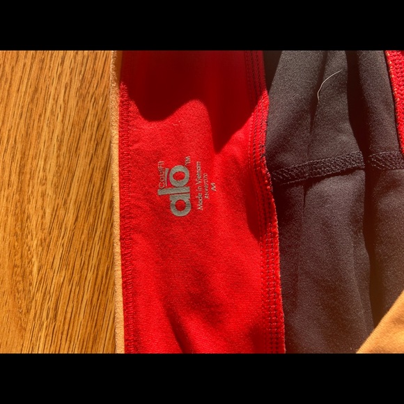 ALO Yoga orange and red band cropped capri black leggings size Medium - Picture 4 of 6